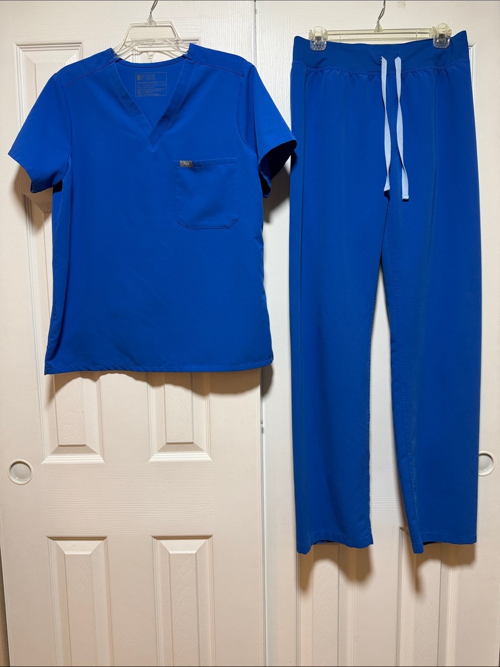 FIGS Scrub Set Livingston Pants & Catarina Scrub Top-Size Mediu